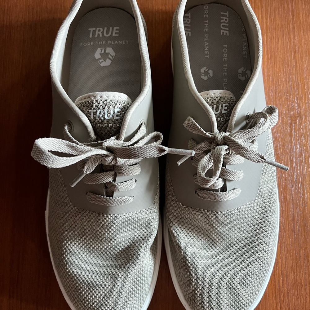 TRUE Linkswear gray spikeless men’s golf shoes